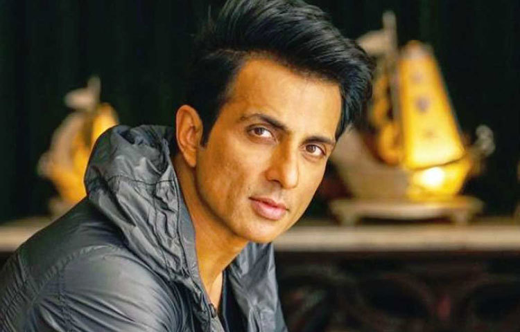 সোনু সুদ : মাঝপথে ‘মণিকর্ণিকা: দ্য কুইন অব ঝাঁসি’র কাজ ছেড়ে দিয়েছিলেন সোনু সুদ। ছবির পরিচালক কৃশ অন্য ছবির কাজে ব্যস্ত হয়ে পড়ায়, ছবির বাকি অংশের শুটের দায়িত্ব নিয়েছিলেন কঙ্গনা। সংবাদমাধ্যমের কাছে সোনু জানিয়েছিলেন, অসুবিধাটা মহিলা পরিচালক নিয়ে নয়। একটা সেটে দু’জন পরিচালকের সঙ্গেই কাজ করতে অভিনেতার আপত্তি রয়েছে।