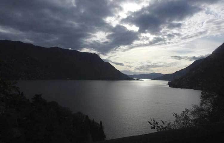 ছবির মতো পাহাড় ও লেকে ঘেরা শহরের এক কোণে এই ভিলা।