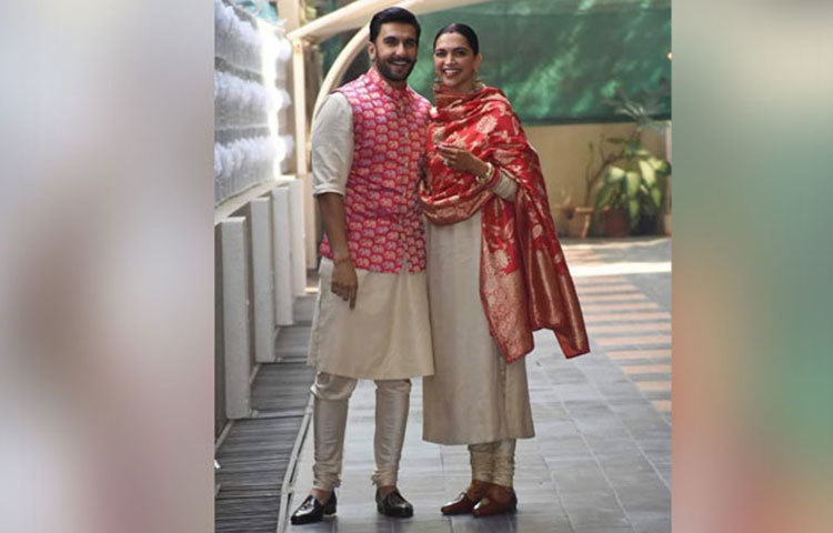 বিয়ের মাত্রা দুটি ছবি প্রকাশ্যে এসেছে। ভক্তদের তাতে মন ভরেনি। তবে এই ছবি দেখে মন ভরে যাবে আপনারও। মুম্বাইতে আসার পর রণবীর-দীপিকার প্রথম ছবি প্রকাশ্যে এলো।