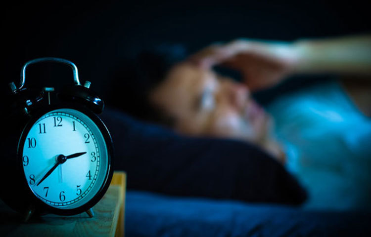 কম ঘুমানোর অভ্যাস কিন্তু বিপদ ডেকে আনতে পারে। প্রতিদিন সাত ঘণ্টার কম ঘুম ত্বকে মসৃণতা কমিয়ে দিতে পারে। চোখের নিচে কালো ছোপ পড়তে পারে।