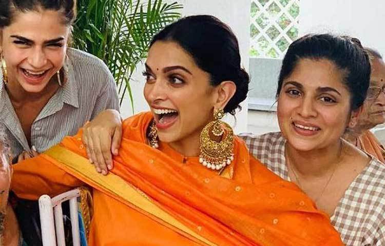 বিয়ের আগের অনুষ্ঠানে সব্যসাচী মুখোপাধ্যায়ের ডিজাইনার সালোয়ারে সেজেছিলেন দীপিকা। কানে ছিল ভারী দুল।