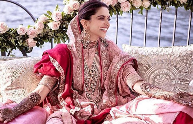 নিমন্ত্রিত আত্মীয়-পরিজন ও বন্ধুরা ছাড়া কেউই বিয়ের মণ্ডপে ঢুকতে পারেননি বলেই জানা গিয়েছিল। কিন্তু, দেশে ফেরার পর, তারকা যুগলের ইনস্টাগ্রাম ফ্যান পেজে প্রকাশিত হয়েছে বিয়ের বেশ কিছু ছবি যা আগে দেখা যায়নি।