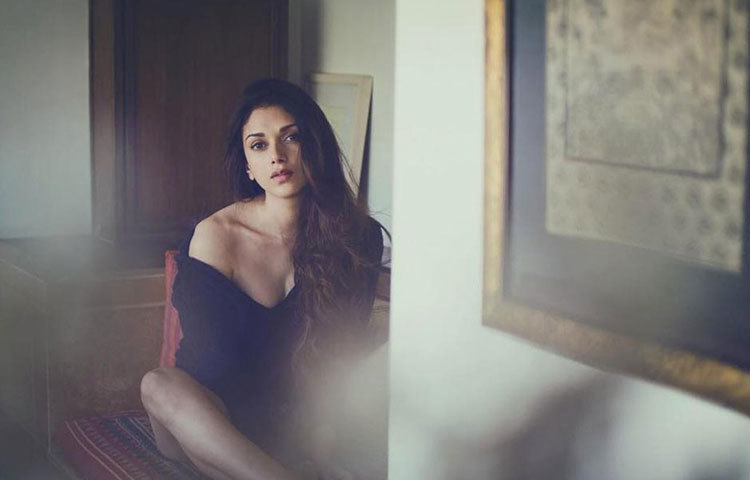 ‘দিল্লি ৬’, ‘ওয়াজির’, ‘পদ্মাবত’ ছবিতে অভিনয় করেছেন তিনি।