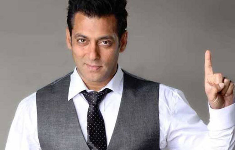 আবারও শীর্ষ ধনী তরকাদের তালিকায় সালমান খান। ভারতের বাকি তারকাদের পিছনে ফেলে ফের ফোর্বস-এর বার্ষিক আয়ের তালিকায় এক নম্বরে উঠে এলেন সালমান খান। এই নিয়ে পর পর তিন বার।