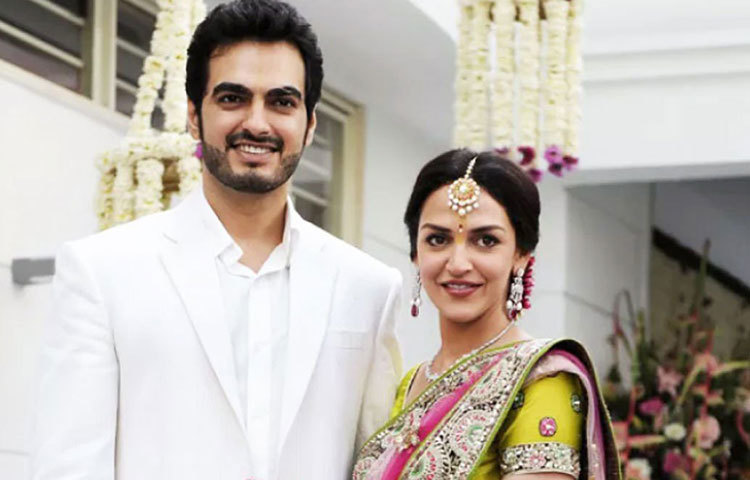 স্কুলে পড়ার সময় থেকেই সহপাঠী এষা দেওলের ভক্ত ছিলেন ভরত তখতানি। এষা দেওল, তারকা সন্তান বলে কথা। কিন্তু এই এষা স্টার হওয়ার পরেই ভরত ভেবেছিলেন, বিয়ের রাস্তাটা বোধ হয় শেষ। কিন্তু না। শেষ পর্যন্ত ২০১২ সালে দীর্ঘদিনের বন্ধু ভরতকেই বিয়ে করেন এষা।