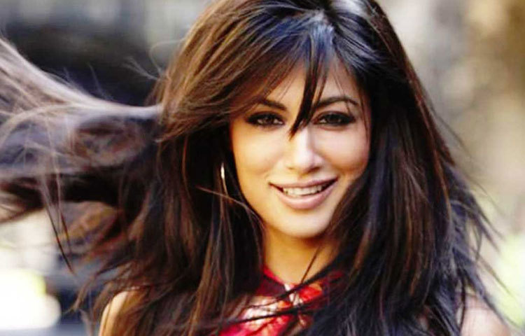 চিত্রাঙ্গদা সিংহ : ‘নওয়াজের সঙ্গে ইন্টিমেট সিন-নৈব নৈব চ!’ এই বলে, ‘বাবুমশাই বন্দুকবাজ’-এর সেট থেকে বেরিয়ে গিয়েছিলেন অভিনেত্রী চিত্রাঙ্গদা সিংহ। সেই রোলে পরে অভিনয় করেন বিদিতা বাগ। তবে ছবির পরিচালক জানিয়েছিলেন, ‘নওয়াজের সঙ্গে ইন্টিমেট সিন করতে কোনও অসুবিধা ছিল না চিত্রাঙ্গদার। ওর আসল সমস্যা ছিল স্ক্রিপ্ট নিয়ে।’