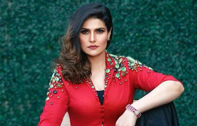 জানা যায়, অনস্ক্রিনে ইমরান জারিনের সঙ্গে চুম্বন দৃশ্যে রাজি হননি। কারণ, ব্যক্তিগত জীবনে জারিন-ইমরান বেশ ভাল বন্ধু। বন্ধুত্বে কোনও প্রকার বিতর্ক আমদানি করতে রাজি নন তিনি।