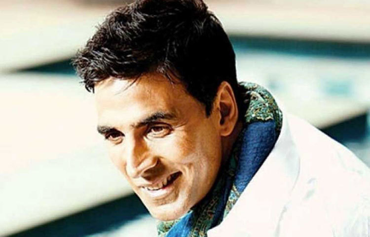 বলিউডে নাকি প্রতি শুক্রবারই ভাগ্যবদল হয়। হিরো থেকে জিরো হয়ে যান অনেকে। অনেকের মতো অক্ষয় কুমারও জীবনে বহু টানাপড়েনের মধ্যে দিয়ে গিয়েছে। ফিল্ম ইন্ডাস্ট্রিতে গডফাদার না থাকলেও বলিউডে নিজের একটা জায়গা তৈরি করে নিয়েছেন ‘খিলাড়ি’ অক্ষয়। অক্ষয় আবার মনে করেন, ফিল্ম রিলিজের সময় বিদেশে থাকলে নাকি তা হিট হয়!