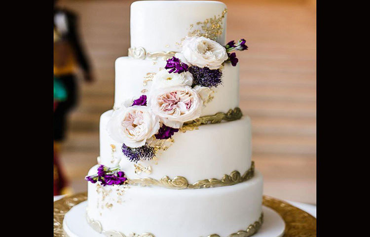 দীপিকা-রণবীরের বিয়ের মেন্যুতে নাকি থাকছে বিশাল একটা ওয়েডিং কেক। এই কেক কাটবেন নবদম্পতি। সুইজারল্যান্ডের কোনো বিখ্যাত শেফ এই কেক বানাবেন বলে শোনা যাচ্ছে।