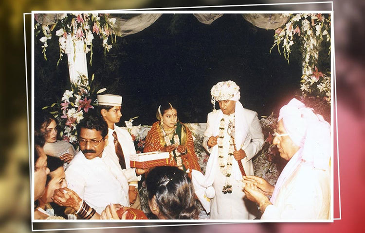 চিরাচরিত মারাঠি প্রথা মেনে বিয়ের অনুষ্ঠান হয়।