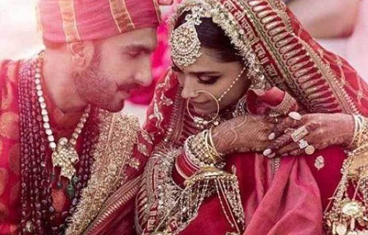 দীপিকা পাড়ুকোন বিয়েতেও পরেছিলেন সব্যসাচীর ডিজাইন করা পোশাক। ছিল ভারী গয়না আর ২০ লক্ষ টাকার একটি মঙ্গলসূত্র। সব মিলিয়ে এক কোটির গয়না পরেছিলেন তিনি।