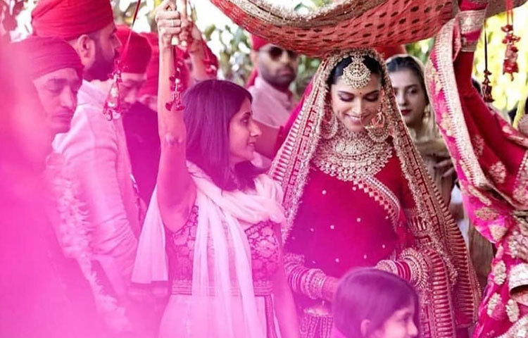 কনে সেজে দীপিকার আগমন।