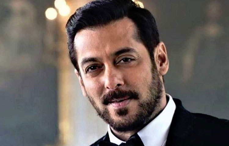 ফোর্বস-এর হিসেব বলছে, চলতি বছরে ২৫৩ কোটি ২৫ লক্ষ টাকা রোজগার করেছেন বলিউডের ভাইজান। ‘টাইগার জিন্দা হ্যয়’ এবং ‘রেস থ্রি’— এই ছবি দুটি সফল হওয়ার পরেই ফের সালমান এক নম্বরে বলে মনে করছেন বিশেষজ্ঞেরা। সালমানের মোট রোজগারের ৮.০৬ শতাংশ এসেছে বিজ্ঞাপন থেকে।