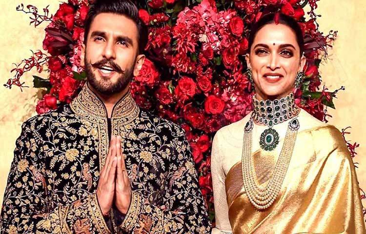 বেঙ্গালুরু রিসেপশনের দিন দীপিকা পাড়ুকোন পরেছিলেন মায়ের দেওয়া গোল্ডেন একটি শাড়ি। সেই দিন দীপিকার স্টাইলিস্ট ছিলেন সব্যসাচী। পান্না ও মুক্তোর সনাতনী গয়নাও তারই বেছে দেওয়া।