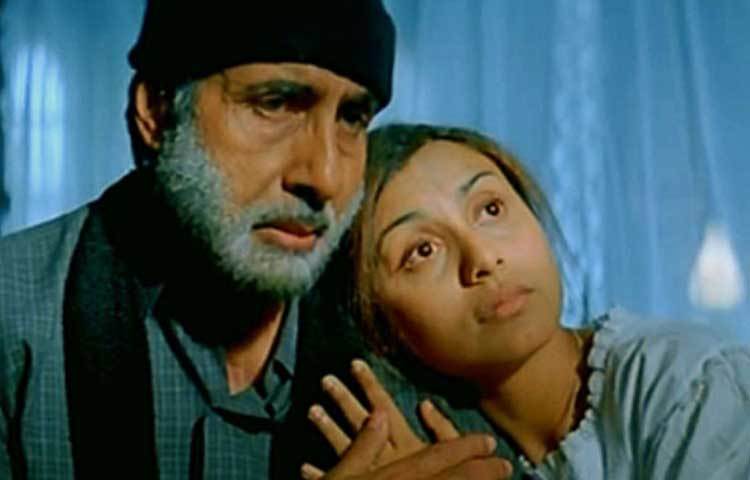 অমিতাভ বচ্চন : তিনি বলিউডের শাহেনশা। একটা সিনের জন্যই যে তিনি কতটা মূল্যবান তা বোধ হয় আর বলার অপেক্ষা রাখে না। কিন্তু তিনি নিজের মেকআপ ম্যানের তিনটে (‘গঙ্গা’, ‘গঙ্গোত্রী’ এবং ‘গঙ্গা দেবী’) ভোজপুরি ছবি একেবারে বিনা পারিশ্রমিকে করেছিলেন। তবে শুধু ভোজপুরি নয়। সঞ্জয় লীলা ভানসালী পরিচালিত ব্লাক ছবিটির জন্য এক টাকাও দাবি করেননি অমিতাভ বচ্চন।