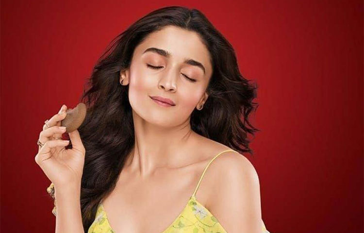 বলা হচ্ছে, আলিয়া ভাট বলিউডের ‘নেক্সট বিগ থিং’। সমালোচনা সত্ত্বেও আলিয়া নিজেকে প্রমাণ করেছেন একাধিক ছবিতে।