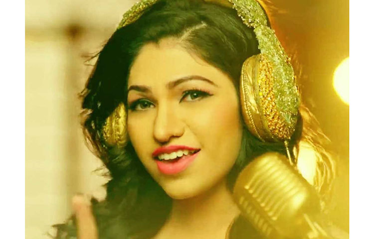 তুলসী কুমার : প্রয়াত প্রযোজক গুলশন কুমারের কন্যা তুলসী বহু দিন আগেই গান গেয়ে বলিউডে নিজের জায়গা তৈরি করে ফেলেছেন। কিছু মিউজিক ভিডিওতে দেখা গেলেও বলিউডে অভিনয় করতে দেখা যায়নি গায়িকাকে। তবে ৩২ বছর বয়সী এই গায়িকা হার মানাতে পারেন যে কোনো অভিনেত্রীকে।