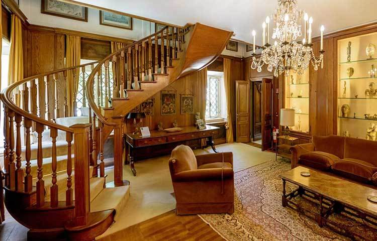 এটি হলো একজিবশন রুম।