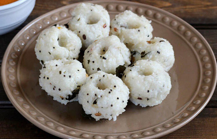 শোনা যাচ্ছে, এই বিয়েতে কোঙ্কণী স্টাইলের ভাতসহ আরো বেশ কিছু পদ থাকছে দীপিকার বাড়ির তরফে।