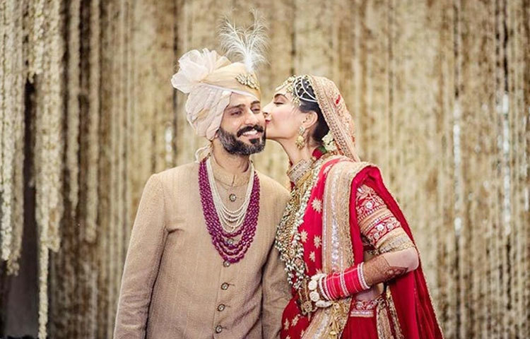 চলতি বছরের ৮ মে বিয়ে করেন সোনাম কাপুর। স্বামী আনন্দ আহুজার সুনাম রয়েছে ফ্যাশন দুনিয়ায়।