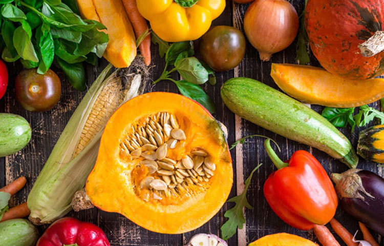 ত্বকের সজীবতা ধরে রাখতে ফল-মূল, শাক-শবজির জুড়ি নেই। রোজকার খাদ্য তালিকায় যতটা সম্ভব শাক-সবজি, ফল রাখুন। এতে শরীরের পানির অভাব পূরণ হবে। ভাজা খাবার এড়িয়ে চলুন।