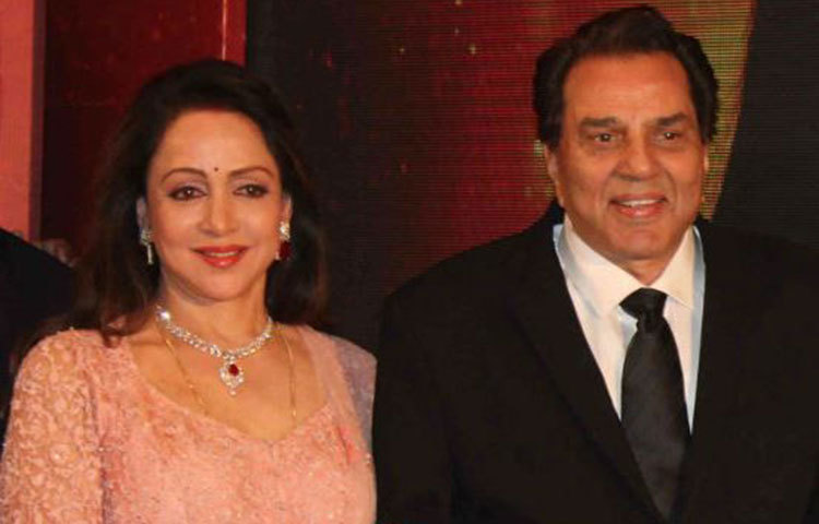 প্রথম স্ত্রী থাকা সত্তে¡ও ধর্মেন্দ্র-র প্রেমে হাবুডুবু খেয়ে তাকে বিয়ে করেন হেমা মালিনি।
