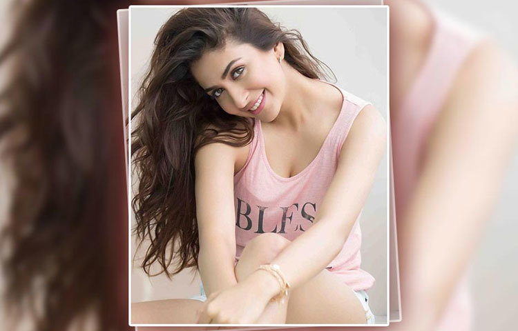 তার দাদু জগদীশ রাজ বলিউডের একজন বিখ্যাত অভিনেতা ছিলেন।