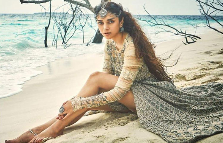 সমুদ্রতটে অদিতি সময় কাটাচ্ছেন।