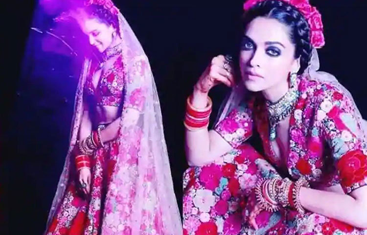 মুম্বাইয়ের মিনি রিসেপশনে দীপিকা পাড়ুকোনের ‘ফ্রিদা কাহলো’-লুকটিও সব্যসাচীরই দেওয়া। চিরচেনা ফ্লোরাল মোটিফের বোহো চিক লেহেঙ্গার ডিজাইনে ঝড় তুলেছিলেন ‘পিকু’ নায়িকা। এ দিন দীপিকা ছিলেন ‘হেড টু টো’ সব্যসাচী।