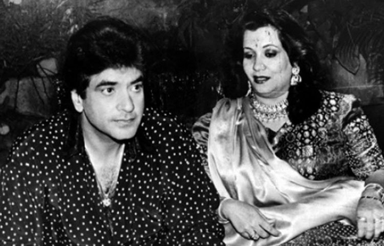 অভিনয়ের জাদুকরি আর নাচের অদ্ভুত ধরনে অনেক মহিলারই মনে জায়গা পাকা জায়গা করে নিয়েছিলেন জিতেন্দ্র। তেমনই একজন হলেন ব্রিটিশ এয়ারওয়েজের বিমানসেবিকা শোভা। শোভার সঙ্গে দেখা হওয়ার পর জিতেন্দ্রও তার প্রেমে পড়ে যান। পরে ১৯৭৪ সালে শোভাকে বিয়ে করেন জিতেন্দ্র।