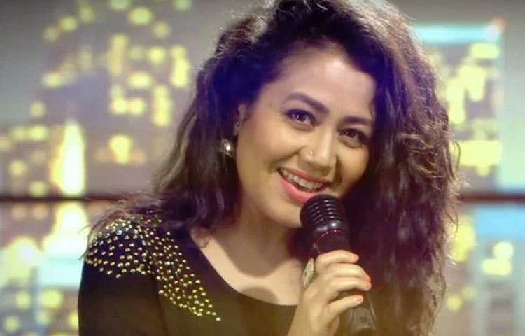 নেহা কক্কর : তার গান শুনে ফ্যানরা ক্লিন বোল্ড হয়ে যান। পার্টি সং থেকে শুরু করে রোম্যান্টিক- সব গানেই সমান পারদর্শী নেহা। আবার তার স্টাইলেরও আলাদা কদর করেন ভক্তেরা। এ দিকে মিউজিক ভিডিওতে তার অভিনয় দেখে বোঝা দায়, তিনি গায়িকা নাকি অভিনেত্রী।