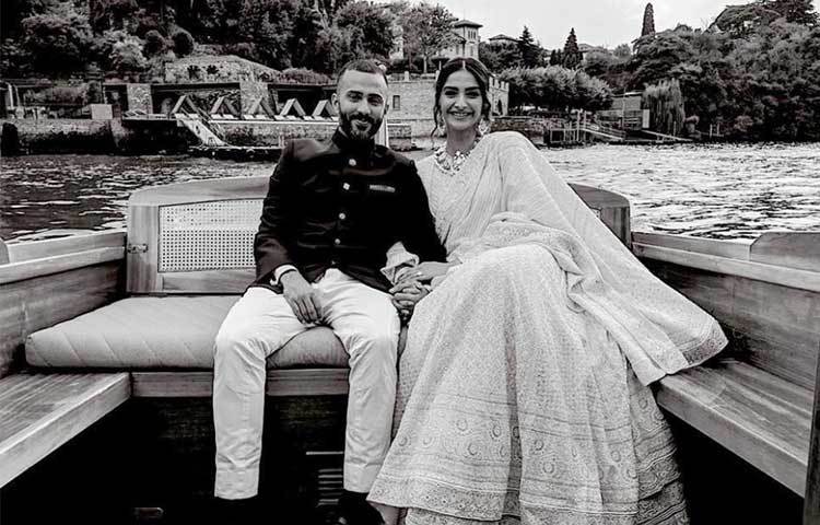 বিয়ের বেশ কয়েক দিন পরে আনন্দ আহুজার সঙ্গে ইতালি গিয়েছিলেন সোনম। মায়ের দেওয়া জন্মদিনের পোশাক পরে সেই ছবি তিনি পোস্ট করেন ইনস্টাগ্রামে।