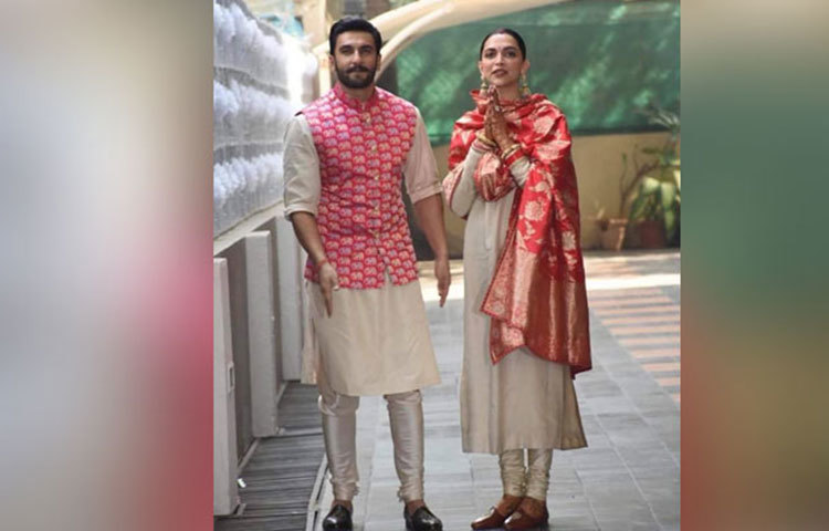 বিয়ের পর এই সাজে দীপিকা যেন আরো বেশি স্নিগ্ধ লাগছে।