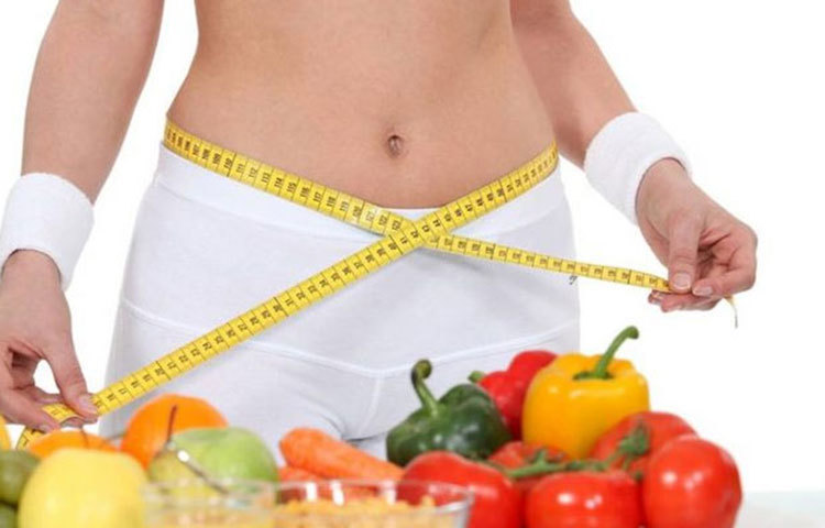 মাত্রাতিরিক্ত ডায়েটিং শরীরে পানির ঘাটতি ফেলতে পারে। আর তাতে ত্বক শুষ্ক দেখায়। অতিরিক্ত ডায়েটিং শরীরে বেশ কিছু ভিটামিন ও মিনারেল-এর ঘাটতি সৃষ্টি করতে পারে। ডায়েটিং প্লান করুন চিকিৎসকদের পরামর্শ মতো।