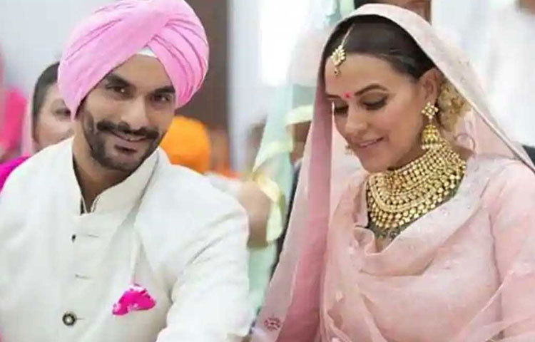 নেহা ধূপিয়া বিয়ের দিন পরেছিলেন ক্রিম মেশানো গোলাপি রঙের একটি লেহেঙ্গা। ডিজাইনার ছিলেন অনামিকা খন্না।