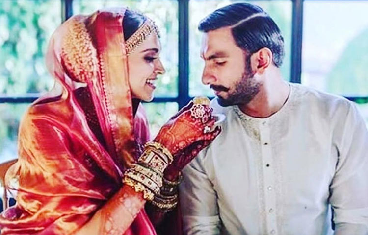 রণবীরকে মিষ্টিমুখ করাচ্ছেন দীপিকা।