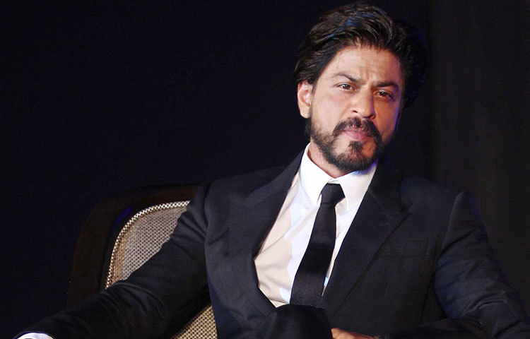 বিগত দুই বছর ধরে সালমানের ঠিক পরের জায়গাটাই ধরে রেখেছিলেন বলিউডের বাদশা। তবে এই বছর শাহরুখ নেমে গিয়েছেন ১৩ নম্বরে। বেশ কিছু দিন ধরে দর্শকদের হিট ছবির মুখই দেখতে পাচ্ছেন না শাহরুখ। ফলে ৩৩ শতাংশ নেমে গিয়েছে শাহরুখের রোজগার। চলতি বছরে যে ৫৭ কোটি টাকা রোজগার শাহরুখ করেছেন, তার সিকিভাগ এসেছে বিজ্ঞাপন থেকে।