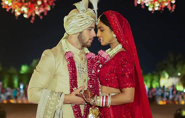 প্রিয়াঙ্কা চোপড়া ও নিক জোনাসের হিন্দু মতে বিয়ের প্রথায় সময় প্রিয়াঙ্কারও পরনে ছিল সব্যসাচীরই শাড়ি। না কাটা হিরে, পোখরাজ, জাপানি মুক্তো, ২২ ক্যারেট সোনা বসানো শাড়িটি ৩৭২০ ঘণ্টা ধরে তৈরি করেছেন কলকাতার ১১০জন শিল্পী।