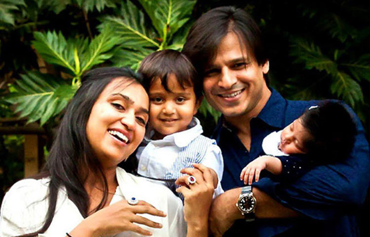 ব্যক্তিগত জীবন আর ফিল্মি ক্যারিয়ারে নানান চড়াই-উৎরাইয়ের মধ্যে যেতে হয়েছিল অভিনেতা বিবেক ওবেরয়কে। তার আর ঐশ্বর্যা রাইয়ের সম্পর্ক নিয়ে এক সময়ে উত্তাল আবহাওয়া ছিল টিনসেল টাউনে। কিন্তু তাদের সম্পর্ক আর বিয়ে অবধি গড়ায়নি। পরে দেখাশোনা করেই বিয়ে হয় বিবেকের। আর যার সঙ্গে বিয়ে হয়, সেই প্রিয়াঙ্কা আলভা ছিলেন কর্নাটকের এক মন্ত্রীর কন্যা। যদিও প্রিয়ঙ্কা স্বীকার করেছিলেন যে, তিনি বরাবরই বিবেকের ফ্যান ছিলেন।