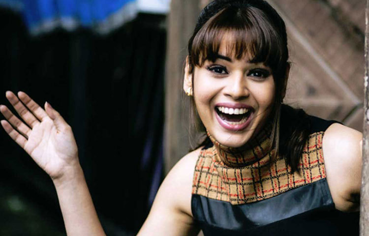 শাল্মলী খোলগাড়ে : ‘ইশকজাদে’ ছবিতে ‘পারেসান’ গানটি দিয়ে বলিউড জার্নি শুরু হয় গায়িকা শাল্মলী খোলগাড়ের। তার পরে একের পর এক হিট গান উপহার দিয়ে যাচ্ছেন বলিউডকে। আজকাল রিয়্যালিটি শোতে বিচারকের আসনেও দেখা যায় শাল্মলীকে।