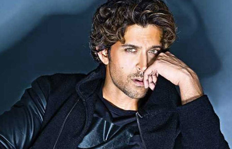 সংস্কার মানার ক্ষেত্রে হৃতিক রোশনও কিছু কম যান না। বিমানে চড়ে কোথাও যাওয়ার আগে তিনি এক চামচ দই-চিনি খাবেনই। আবার ইংরেজির ‘কে’ অক্ষরের প্রতিও তার দুর্বলতার কথা অনেকে জানেন। হৃতিকের বেশির ভাগ ফিল্মের প্রথম অক্ষরও শুরু হয় ‘কে’ দিয়ে।