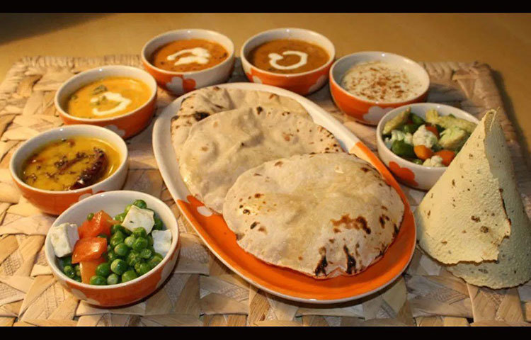 পাঞ্জাবি সনাতনী রান্না থাকবে রণবীরের পরিবারের তরফ থেকে। সরষে শাক, মক্কি কা রুটি যথারীতি থাকছেই।