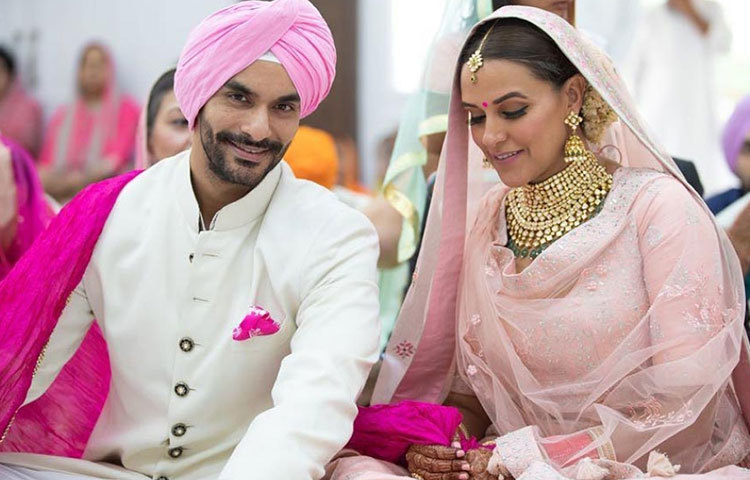 সোনাম কাপুরের বিয়ের দু’দিন পরেই চুপিসারে বিয়ে করেন প্রাক্তন মিস ইন্ডিয়া, নেহা ধুপিয়া। ‘পিঙ্ক’ ছবি খ্যাত অভিনেতা অঙ্গদ বেদীর সঙ্গে তার বিয়ে হয় ১০ মে।