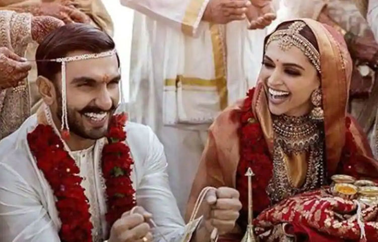 কঙ্কনি রীতিতে বিয়ের দিন সব্যসাচী মুখোপাধ্যায়ের ডিজাইনার শাড়িও সিন্ধি রীতিতে বিয়ের দিল সব্যসাচীরই ডিজাইন করা ট্রাডিশনাল লেহেঙ্গা পরেছিলেন দীপ্পি।