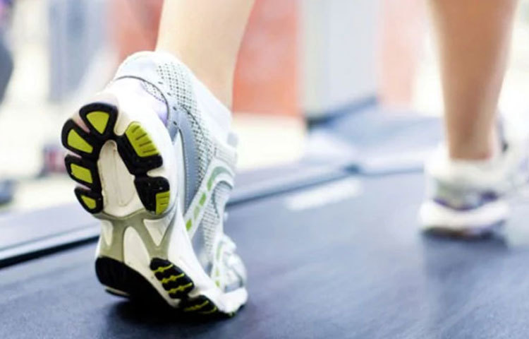 অতিরিক্ত ব্যায়াম করা যেমন খারাপ তেমনই একেবারেই শরীর চর্চা না করাও ক্ষতিকর। বয়স, শরীরের গঠন, জীবন যাপন অনুযায়ী ব্যায়াম করুন। ত্বকের বয়স ধরে রাখতে শরীর চর্চা একটি গুরুত্বপূর্ণ দিক।