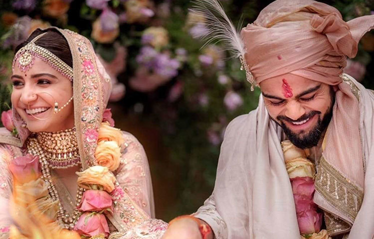 সব্যসাচী মুখোপাধ্যায়ের ডিজাইন করা হালকা গোলাপি লেহেঙ্গায় মাত করেছিলেন অনুশকা বিয়ের দিন। এই অনুষ্ঠান হয়েছিল ইতালিতে।