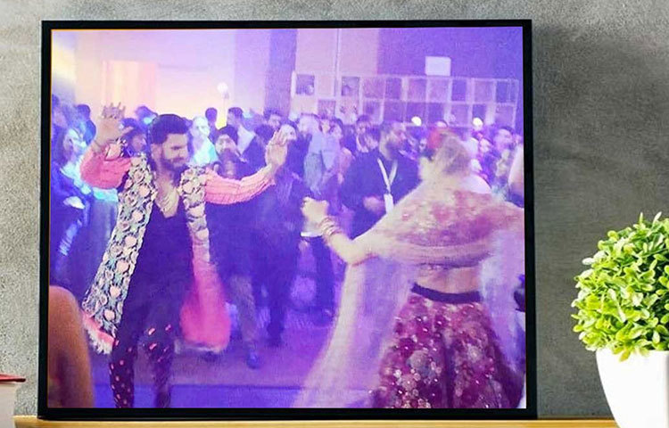 সারা রাত দু’জনে পার্টি করেছেন। আর রণবীর-দীপিকা নেচেছেন ‘ম্যায় তো রাস্তে পে যা রহা থা’-র তালে। কারণ, গোবিন্দা তাদের দু’জনেরই প্রিয়। নেচেছেন ‘দ্যাট থিং ইউ ডু’-এর তালেও।