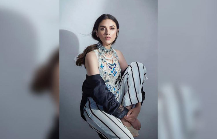 বিগ স্টার এন্টারটেনিং অ্যাওয়ার্ড, প্রডিউসার গিল্ড ফিলম অ্যাওয়ার্ড পুরস্কারও পেয়েছেন তিনি।