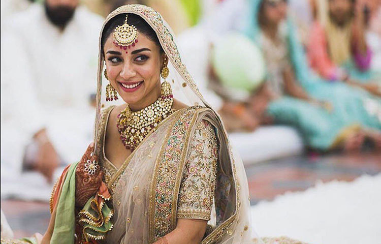 ‘কাই পো চে’ নায়িকা অমৃতা পুরী গত নভেম্বরে বিয়ের সময় আইভরি টোনের লেহেঙ্গা পরেছিলেন, সঙ্গে ছিল কুন্দন গয়না, কালেরি ও চূড়া। সেটিও সব্যসাচীরই ডিজাইনের। এই লেহেঙ্গার সঙ্গে অনুশকা।