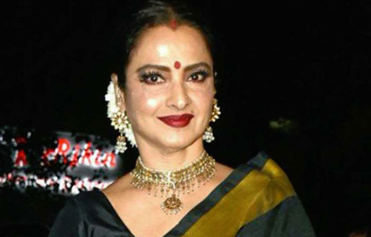 রেখা : ‘ফিতুর’ ছবিতে অভিনয় করার কথা ছিল রেখার। কিন্তু ওই চরিত্রের সঙ্গে নিজের জীবনেরই কিছুটা মিল খুঁজে পাচ্ছিলেন অভিনেত্রী। আর তার কারণেই ‘ফিতুর’ ছেড়ে বেরিয়ে আসেন রেখা। রেখার জায়গায় ছবিতে অভিনয় করেন তব্বু।